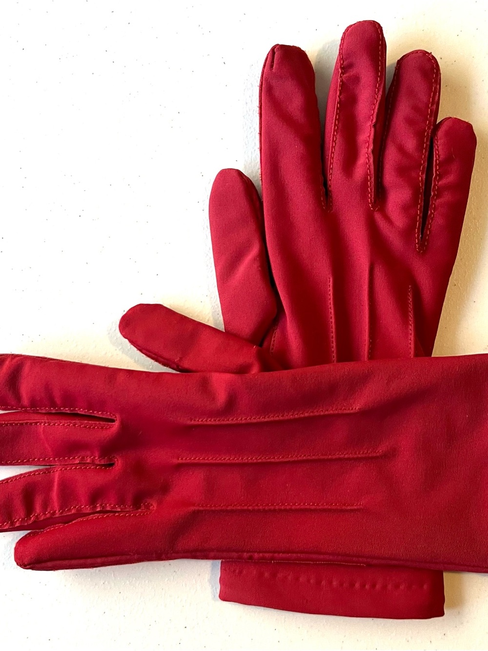ISOTONER - Driving Gloves
Bright Red - One Size